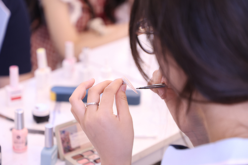 初中女生学美妆有前途吗？