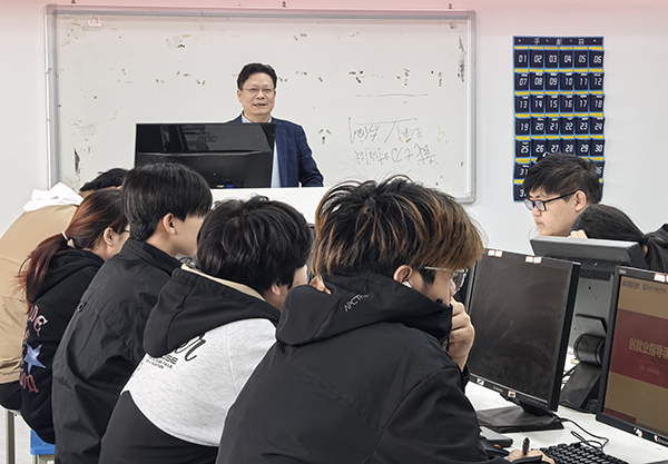 精准规划职业方向，赋能新生逐梦未来 —— 南京新华程老师开展新生就业解读专题讲座